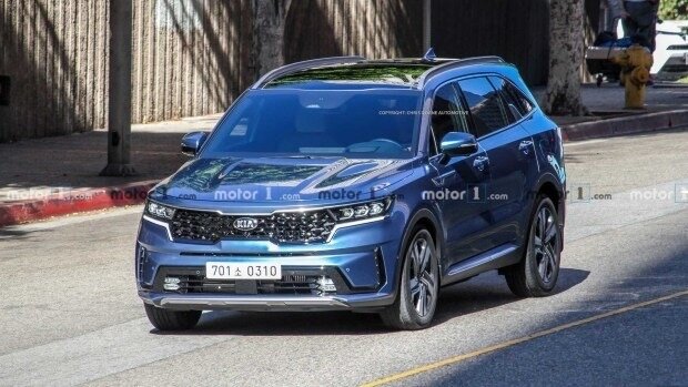 Фотошпионам удалось занять кроссовер KIA Sorento нового поколения без камуфляжа. Снимки, который были сделаны во время тестовых испытаний были опубликованы изданием Motor1. Официальная премьера автомобиля состоится 17 февраля. 
Автомобиль получит более угловатый кузов и станет больше своего предшественника. Судя по фотографиям, кроссовер получит новую решетку радиатора, более сложной формы, новый передний бампер со встроенными противотуманками, спойлер, рейлиги на крыше и вертикальные фонари. 