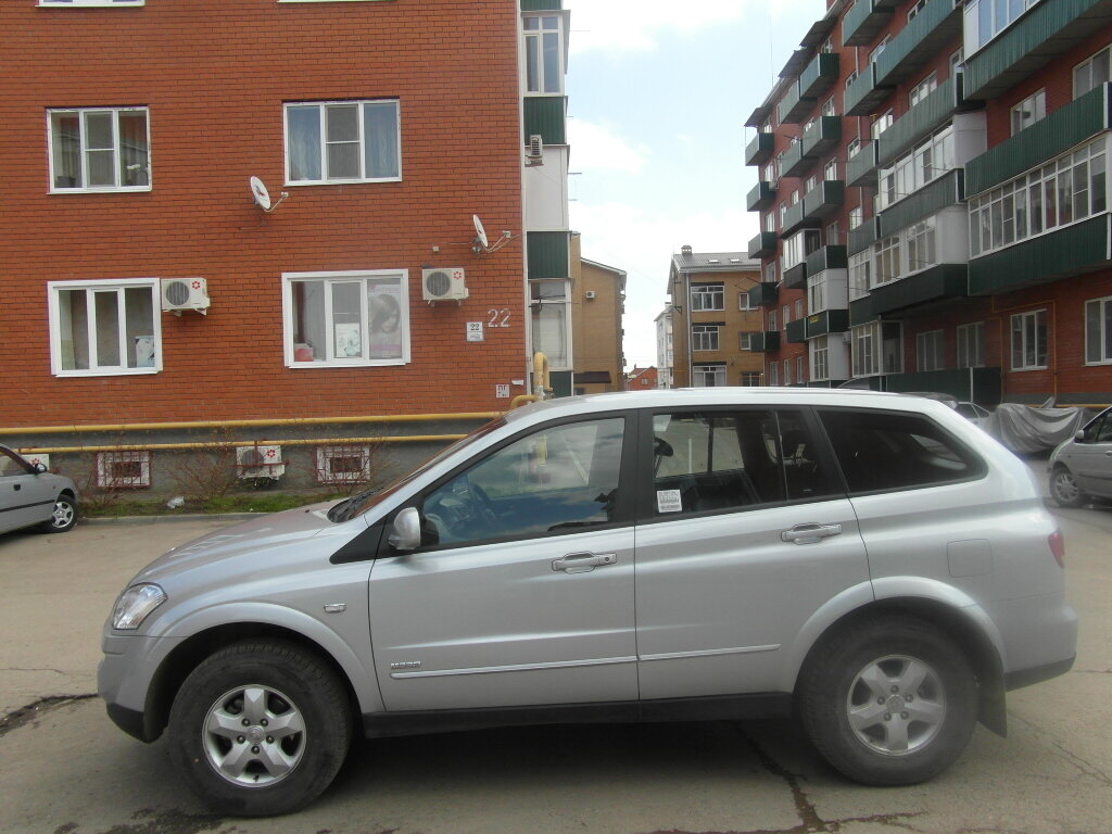 ОТЗЫВ  SSANGYONG KYGON 2013 ПОКУПАЛ 2013 НОВЫМ МАШИНА БОЛЬШАЯ ПОЛНЫЙ ПРИВОД ПРИВОД ПОДКЛЮЧАЕМЫЙ КОДА НУЖНО ПА БЕЗДОРОЖЬЮ ЕХАТЬ НО ПА БЕЗДОРОЖЬЮ ОСОБА НЕ ПОЕДЕШЬ МАШИНА ТЯЖЁЛАЯ ВЕСИТ БОЛЬШЕ 2 ТОН В ГРЯЗИ ЗАРЫВАЕТСЯ ОТ ВЕСА И ПОЛНЫЙ ПРИВАД НЕ ПОМОЖЕТ  И ОНИ  И ДУТ С ОБЫЧНОЙ РЕЗИНОЙ А ГРЯЗЕВАЯ ОЧЕНЬ ДОРОГАЯ ДА И АНА В ПОЛЕ ПОСЛЕ ДОЖДЯ НЕ  ПОМОЖЕТ ЗАРЫВАЕТСЯ  РАСХОД ПО ГОРОДЫ 17-18 ЛИТРОВ В ПРОБКИ БЕНЗИН ОБЪЁМ ДВИГАТЕЛЯ 2\3 БЕНЗИН В ДЛИНУ МЕТРОВ 5  ПАРКОВАТЬСЯ НЕ УДОБНА ПОКА МЕСТА НАЙДЁШЬ  И ОЧЕНЬ ВЫСОКАЯ ДЕТИ САМИ НЕ ЗАЛЕЗУТ В МАШИНУ ВЫСОКО  ОЧЕНЬ ДОРОГИЕ ЗАПЧАСТИ  ДВИГАТЕЛЬ И ХОДОВАЯ С МЕРСА НА НИХ  ОДНАЖДЫ ПОВРЕДИЛ НАКОНЕЧНИК РУЛЕВОЙ РЕЙКИ ОН ОДЕЛЬНА НЕ ПРОДАЁТСЯ ТАК ОН СТОИЛ 140000 ТЫСЯЧ ЕЗДИЛ РОВНА 1 МЕСЯЦ ПРОДАЛ  НЕ УДОБНАЯ ОЧЕНЬ БОЛЬШОЙ РАСХОД  ДОРОГИЕ ЗАПЧАСТИ  А ЕСЛИ ДВИГАТЕЛЬ НАКРОЕТСЯ ОН СТОИТ КАК ПОЛ МАШИНЫ 