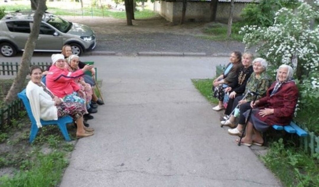 Типовое заседание у подъезда. Фото изоткрытых источников. 