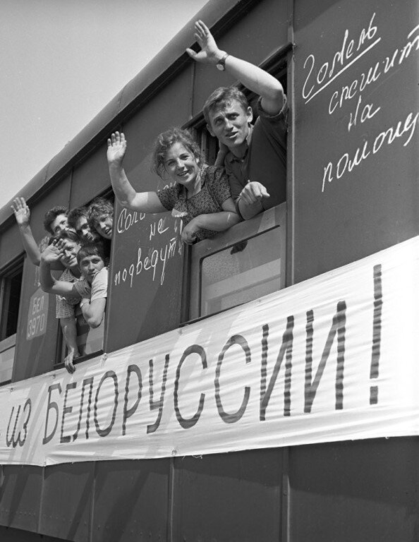 Со всего союза шли поезда со строителями.