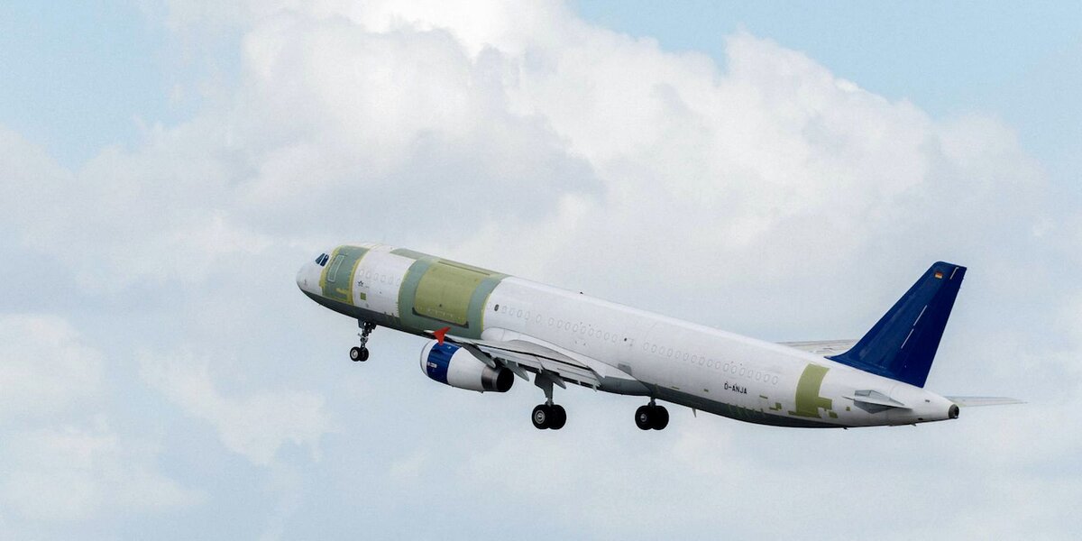 Airbus A321P2F во время демонстрации на авиасалоне в Сингапуре