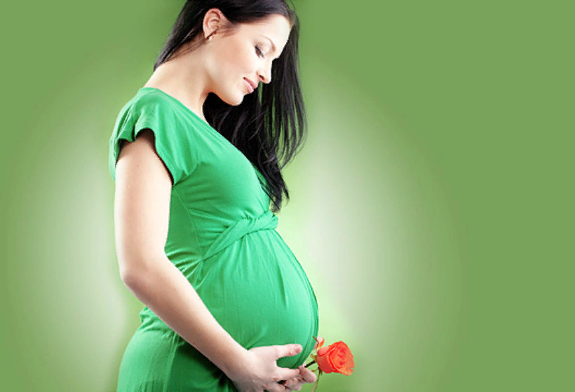 В нашей группе мы знакомим Вас с актуальной и достоверной информацией,которая безусловно является полезной! Как получить декретные неработающей женщине в 2020 году?
Многие неработающие беременные женщины считают, что им никакие выплаты не положены. Однако это совсем не так. Давайте вместе разберемся, как получить выплаты при рождении и по уходу за ребенком в 2020 году и каков будет их размер.

Что говорит закон
В статье 2 ФЗ-№255 от 29.12.2006 года указано, что право на выплаты в связи с беременностью и родами возникает только у работающих женщин. Следовательно, неработающим декретное пособие не положено.

Но в соответствии с действующим законодательством каждой неработающей беременной женщине гарантирована помощь из бюджета. Причем в настоящее время все беременные женщины имеют возможность оформить данную соцподдержку.

Таким образом, после рождения малыша женщина имеет право ежемесячно получать выплаты по уходу за ребенком до 1,5 лет в размере 3065,69 рублей на одного ребенка и 6131,37 рублей на второго. Дополнительно неработающей маме положено областное пособие на ребенка. Порядок и размер выплат областных пособий в каждом регионе устанавливается свой.

Также неработающая беременная женщина имеет право на получение единовременной выплаты в размере 16 350,33 рублей за рождение малыша.

Правда, неработающей придется отказаться от пособия по безработице. Иначе она не будет иметь возможность оформить выплаты по уходу за ребенком до 1,5 лет.
Кроме того, для получения любого подобного пособия женщина должна быть зарегистрирована с ребенком по одному адресу.

Каждая мама новорожденного имеет право бесплатно получать молочные продукты с ближайшей молочной кухни до достижения малышом возраста 2 лет. А если по близости кухни нет, то в таком случае регион компенсирует подобную помощь деньгами.

Существует еще пособие на каждого ребенка до 18 лет. Оно составляет 300 рублей в месяц. И будет выплачиваться и после достижения ребенком 18 лет до получения им образования, если он обучается очно в государственном учреждении.

Что делать, чтоб получать выплаты
Все пособия и положенные выплаты можно оформить в органах соцподдержки по месту жительства.

Для получения пособия по беременности и родам необходимо предоставить:

справку о беременности,
выписку из трудовой,
документ из центра занятости о подтверждении статуса безработной.
Для получения пособия по уходу за новорожденными необходимо предоставить:

свидетельства о рождении на всех детей в семье,
справку о составе семьи,
реквизиты банковского счета,
справку об отсутствии выплат пособия по безработице.
После подачи документов в течение 10 дней соцорганами будет приниматься решение. И при положительном ответе ежемесячно женщина будет получать госвыплаты на расчетный счет.

Следите за регулярными обновлениями в группе, пользуйтесь полученными знаниями и делитесь ими с друзьями и близкими людьми!
Спасибо за внимание,
ваш юрист:
eduard.kryzanovskij@mail.ru