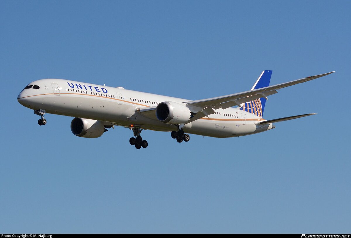 United Airlines использовала на китайских маршрутах свои самые большие и новые самолёты — Boeing 787-10 в Пекин и Шанхай и Boeing 777-300ER в Гонконг
