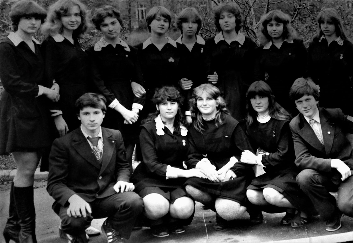 Это часть нашего класса. Я - крайняя слева. Фото автора.