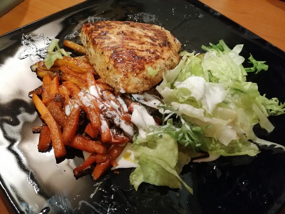 Ужин от Elementaree Стейки из индейки с глазированными овощами. Фото Светы Давыдовой