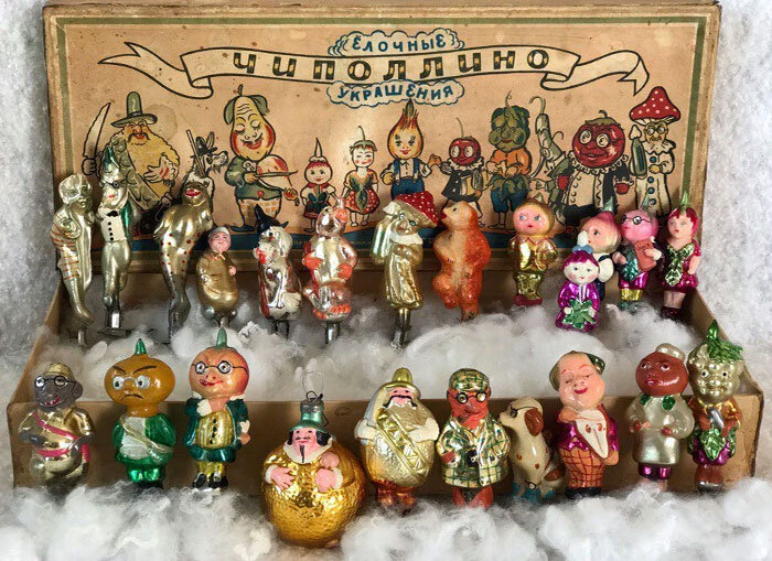  

Пожалуй, в каждом доме найдется коробка с новогодними игрушками, которую с трепетом снимают с антресолей раз в год, чтобы украсить новогоднюю ёлку. Шары, стеклянные бусы, фигурки сказочных персонажей и забавных животных... У каждой из игрушек своя история. Присмотритесь к старым новогодним игрушкам повнимательнее. Не исключено, что вы владелец целого состояния, но пока не знаете об этом.
