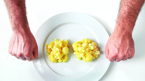 1. Уменьшаем размер порций. В среднем, норма одного приема пищи для уменьшения объема желудка составляет 200-250 грамм.