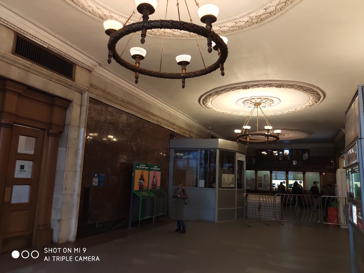 Внутри вестибюля станции Смоленская