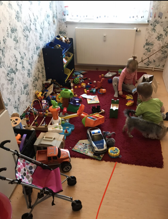 И так было каждый день. Комната не похожа на детскую