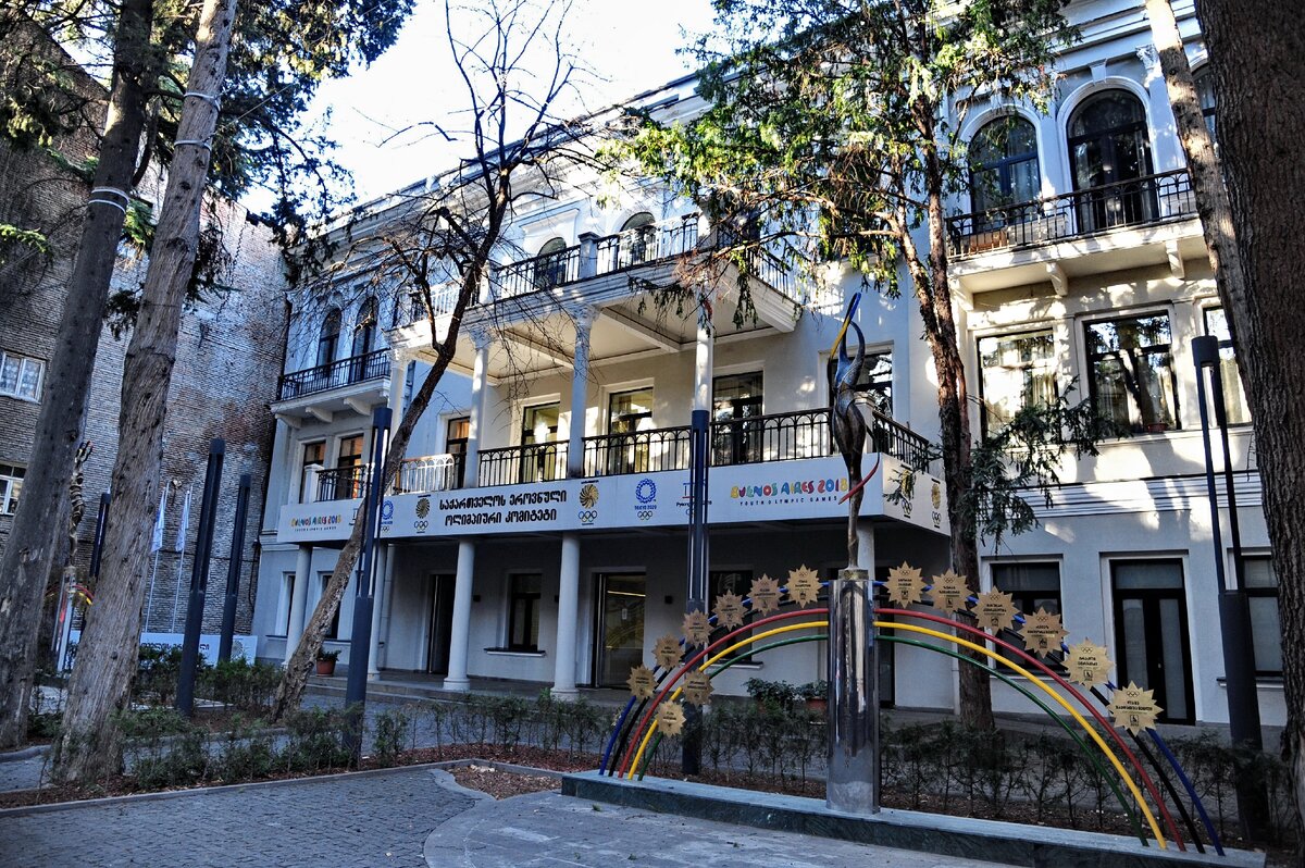 Дом в Тбилиси на улице Иване Мачабели, 11, в котором жила семья Берия. Сегодня в здании расквартирован Национальный Олимпийский комитет Грузии. ©Фото Бесика Пипия.