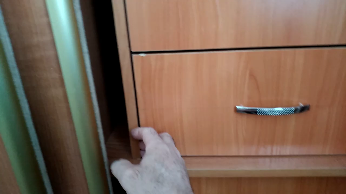 Слева мешает дверь.