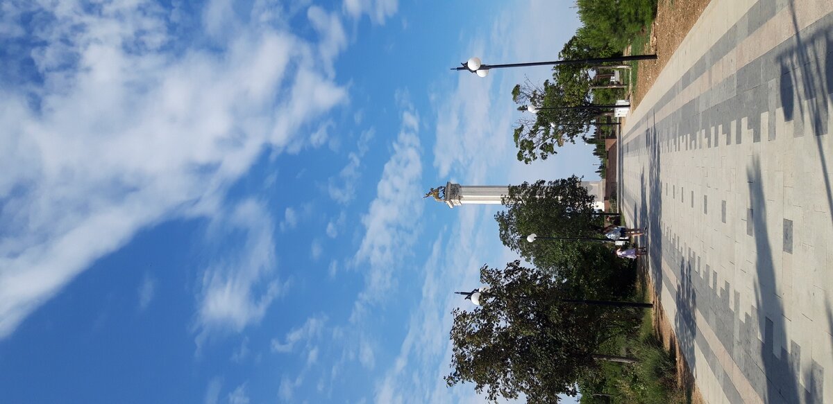 Я бы так провела аналогию транса. Между небом и землей. Зеркально: Небо( бессознательное)- справа, Земля (сознание)- слева.