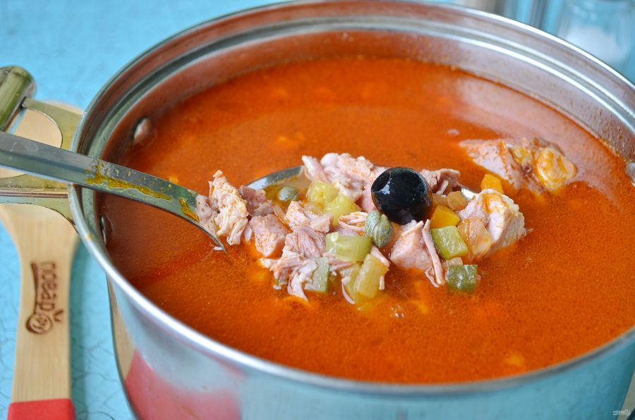 Свежеприготовленная мясная солянка на говядине и телятине.