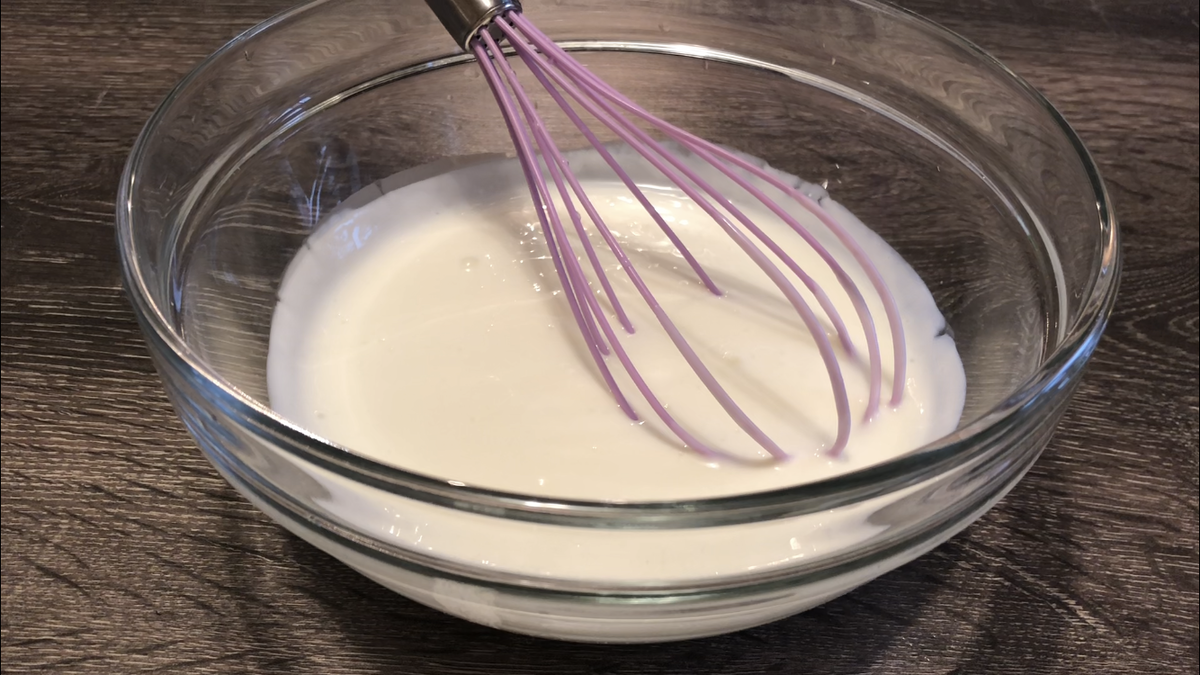 Вливаем в емкость тёплый кефир