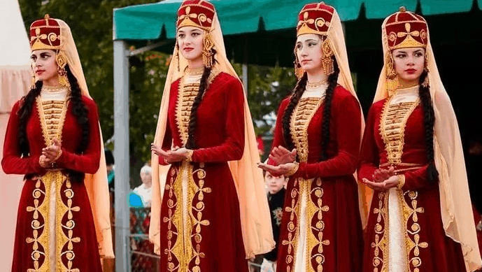 
В большой кавказской языковой семье выделяют три автохонные семьи. Автохонные – это своего рода изоляты, они не имеют общего ни с одним из языков за пределами Кавказа. К ним относятся, в первую очередь, абхазо-адыгские, среди которых абазинский, абхазский, адыгейский и кабардино-черкесский языки.