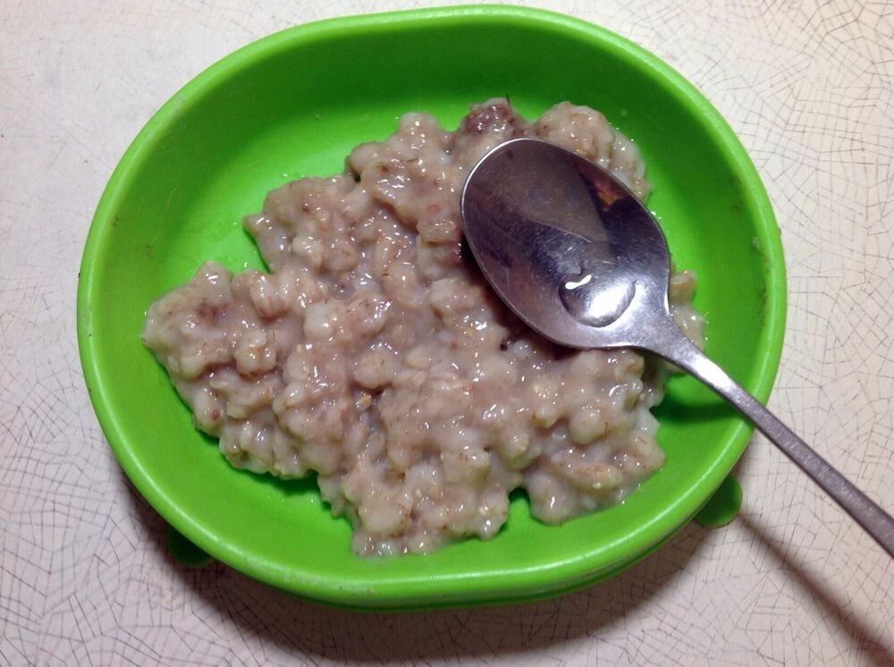 Добавляем масло в кашу для кошек