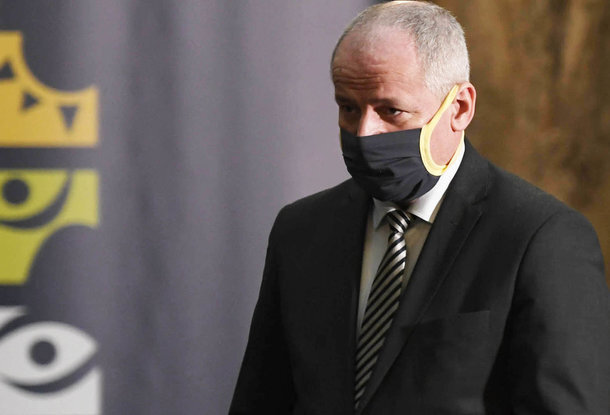 «В течение трех дней мы будем выявлять, с кем контактировал инфицированный, как можно быстрее делать им тесты и изолировать этих людей. Места, где они находились, будут продезинфицированы», — сказал глава кризисного штаба Роман Примула. 
Согласно оценкам Института информации и статистики в здравоохранении, в Чешской Республике может быть заражено до 15 тысяч человек, из которых 3 тысячи могут быть инфицированы к концу марта, сообщил Ладислав Душек. Однако, по словам чиновников, Чехия к этому готова, в больницах достаточно мест. 

Количество зараженных людей в Чехии за сутки постепенно снижается и, как ожидается, эта тенденция продолжится. Доля пожилых людей среди инфицированных благодаря принятым мерам составляет около 17% (в Испании — около 50%). В чешских больницах находятся от 10 до 11% зараженных коронавирусом. В среднем один человек в Чехии заражает 2,64 человека, однако за счет введения ограничительных мероприятий этот показатель, по прогнозам, через неделю должен снизиться до 1,2.

По данным на 24 марта, в Чехии 1 289 зараженных коронавирусом. Семь человек вылечились, один скончался от болезни. Тесты прошли свыше 19,6 тысячи человек. 