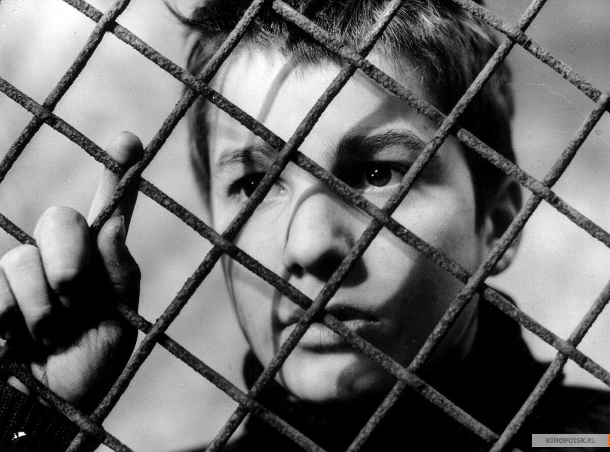 «Четыреста ударов» / «Les quatre cents coups»  (реж. Франсуа Трюффо, 1959, Франция). КиноПоиск: 8; IMDb: 8,1.
