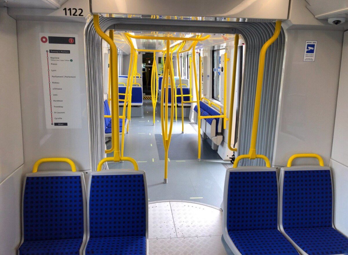 А вот так выглядят вагоны метро в Оттаве, в часы-пик здесь достаточно плотно, так как вагоны очень маленькие и тесные.