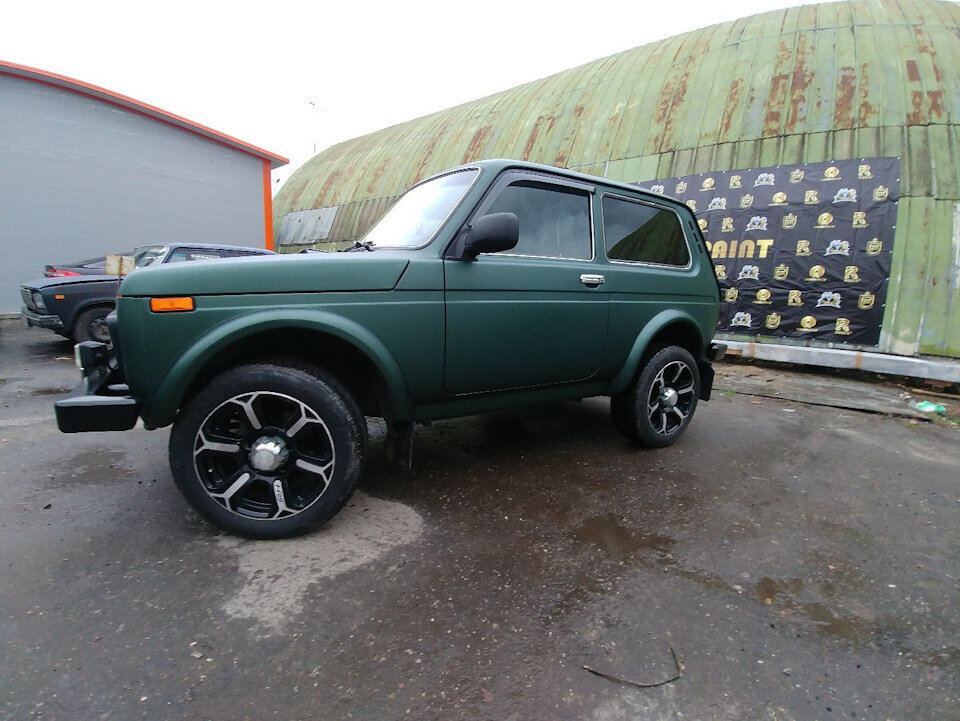 Ниву красили в изумрудный цвет