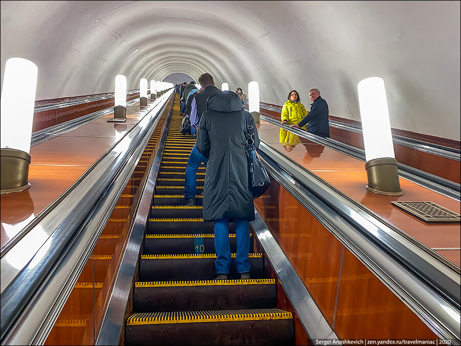 Ситуация в московском метро: люди все больше начинают бояться подходить близко друг к другу