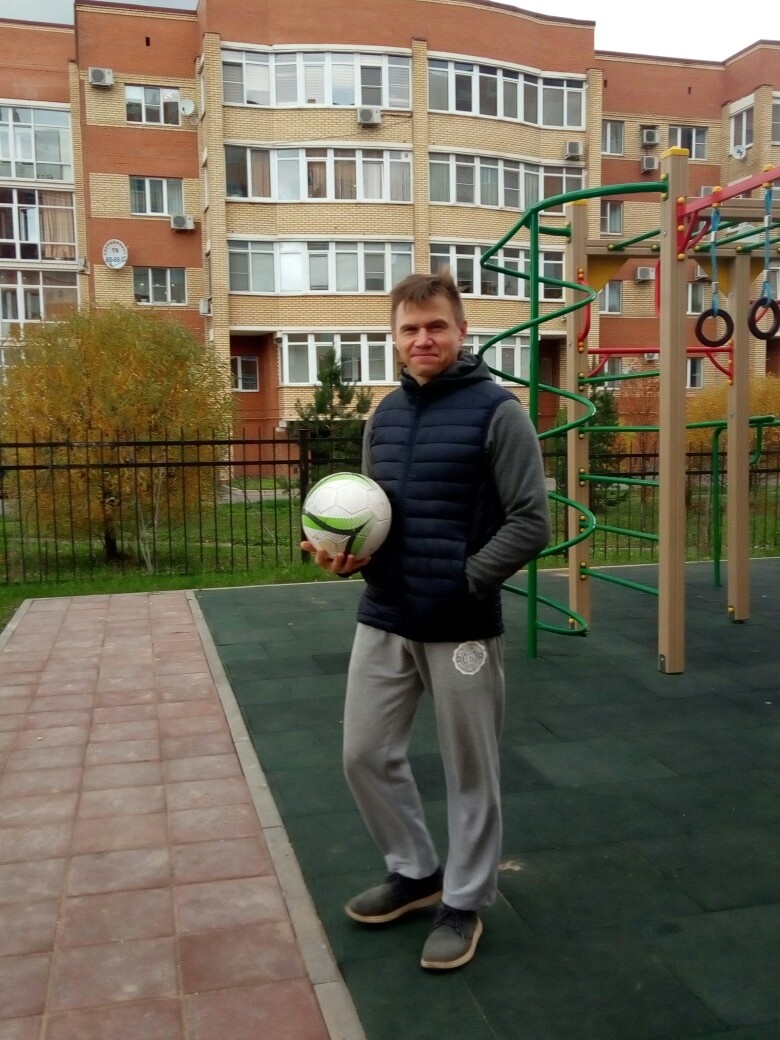 Обычно родители воспитывают.... Тут все наоборот. Взяли мячик на прогулку ⚽и..... Понеслась.... Ему (сыну) вдруг захотелось научиться подкидывать с земли. Ну... И как бы не получается с кандачка...
Со второго класса я 7 лет занимался футболом, пока не получил травму , потом уже как любитель участвовал в играх за цех, завод ...
Ииии....Чтобы сократить историю.... Вообщем мячик сына не слушается... Так как он бы хотел (как у папы), не подкидывается...
Я ему объяснил, хотя он и сам знает, чтобы получилось надо тренироваться, сразу вряд ли возможно...
И вот оно.... Америку типа я открыл... 🤓😱
Так ведь в любом новом деле, начинании, привычке ..... не сразу, так сказать, на гребень волны попадешь и устоишь... Надо поработать, поучиться, потренироваться , руку набить ( в данном конкретном случае, ногу конечно😄)
Я вроде и знаю обо всем этом😎... Но вот акцент сделан был... Спасибо сыну.