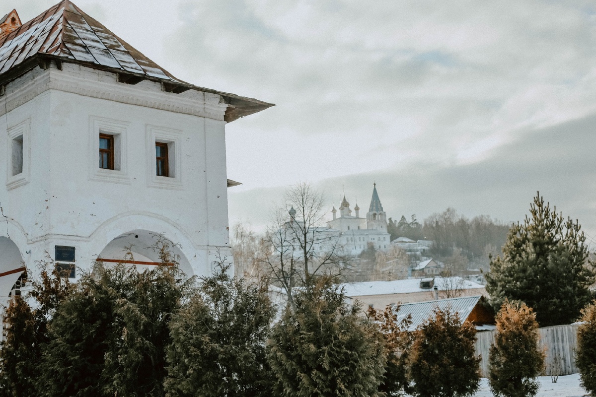 Загс (слева) и Свято-Никольский мужской монастырь на Никольской горе 
