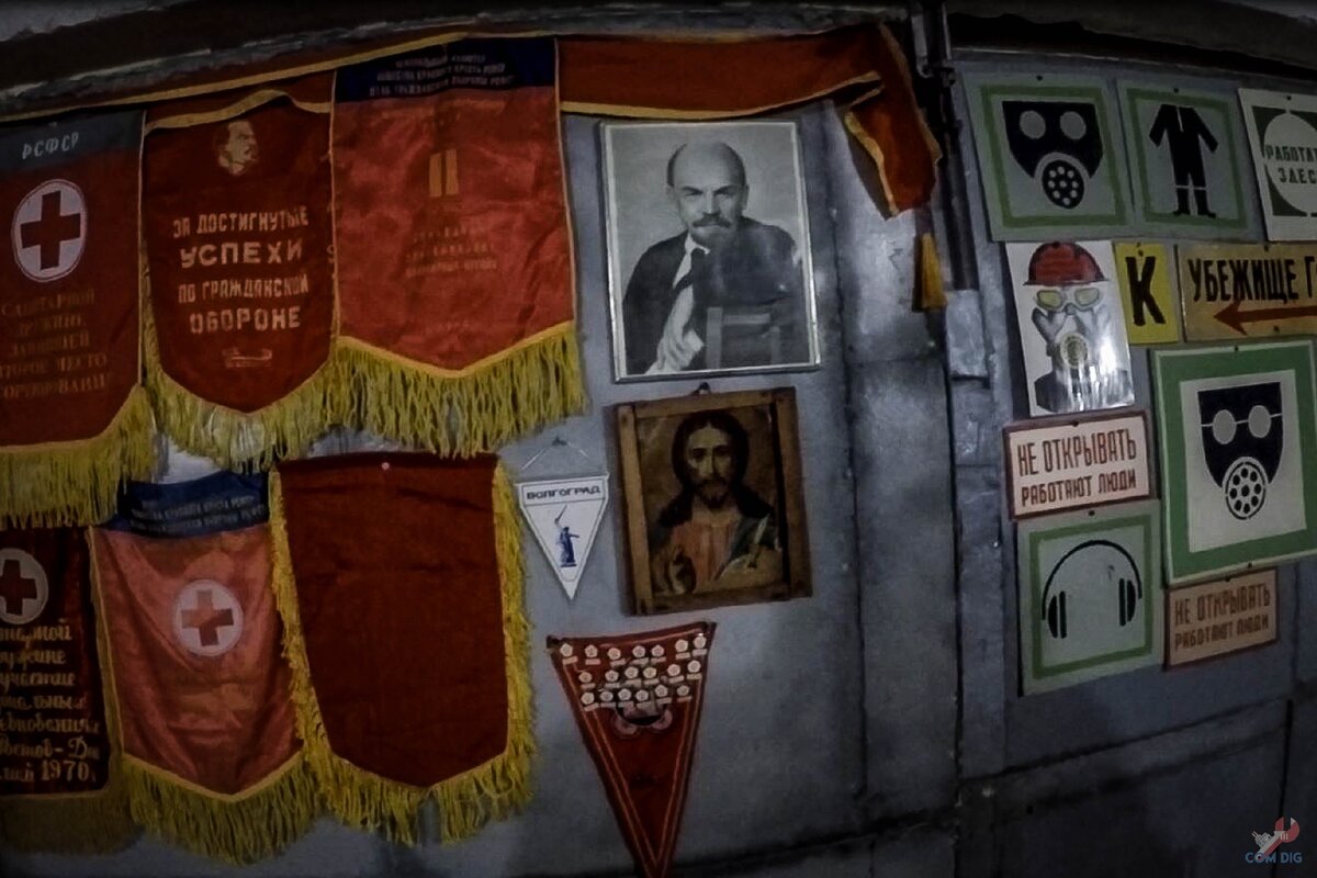 Вымпелы, портрет Ленина. 