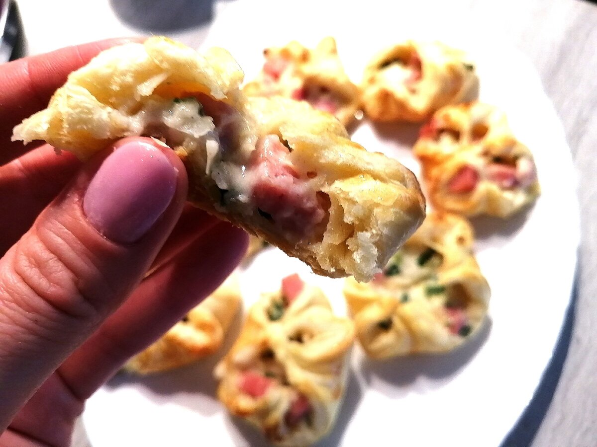 Конвертики из слоёного теста с начинкой. Фото автора.