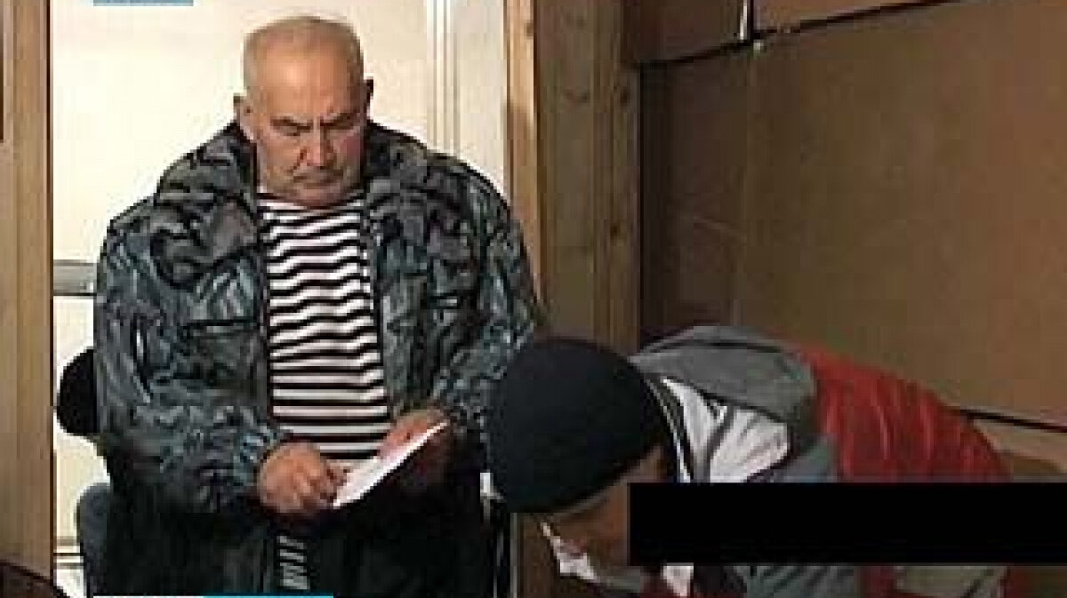 Дмитрий БАРВЕНКО (в тельняшке) во время обыска в его доме 
