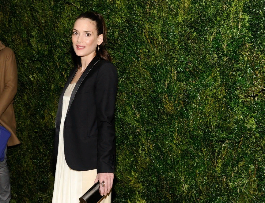 Вайнона Райдер 

Вайнону Райдер «бес попутал» 12 декабря 2001 года в роскошном магазине «Скас Пятое Авеню» (Saks Fifth Avenue) в Беверли-Хиллз. Так как актриса была очень знаменита и уже дважды номинировалась на «Оскар», то скандал разразился нешуточный. Кража, которую пыталась совершить Вайнона, тоже была не мелкой: камеры зафиксировали, как актриса отрезает ценники и запихивает в сумку наряды и украшения на сумму в 5000 долларов. Хозяева магазина были настолько возмущены, что постарались предать дело как можно более широкой огласке, а саму актрису даже арестовали.
Во время разбирательства Вайноне к тому же предъявили обвинение в употреблении наркотиков, и дело стало приобретать совсем скверный оборот. Неизвестно, чем бы все это закончилось, но за свою любимицу горячо заступились поклонники. В результате актриса отделалась крупным штрафом, 480 часами общественных работ и курсом принудительного лечения от наркозависимости.