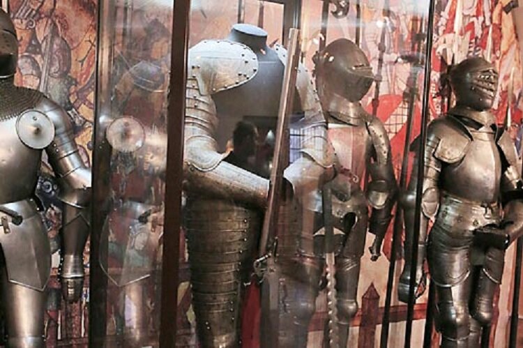 Доспехи Лжедмитрия в Музее артиллерии в Петербурге. Фото: «СПб ведомости».