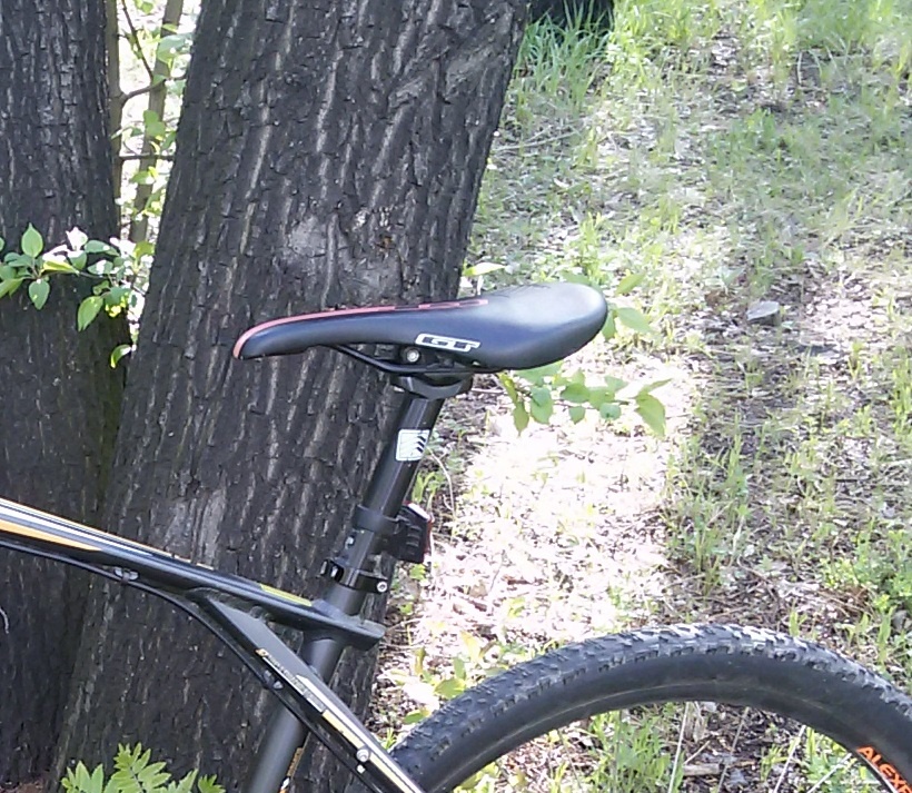 Стандартное сидение от GT тоже дубовое