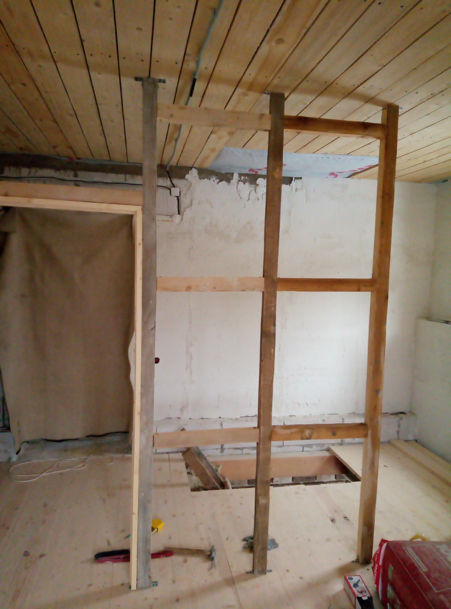 Далее при возведении каркаса использую минимальное количество крепежных элементов - вместо уголков использую саморезы, вкрученные в бруски под углом