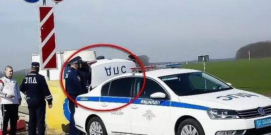 Почему у патрульной машины открыт багажник?