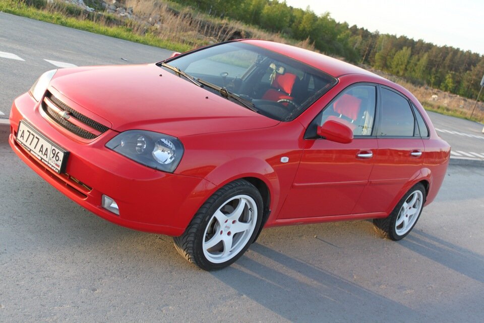 Chevrolet Lacetti — автомобиль компактного класса, созданный южнокорейским автопроизводителем GM Daewoo. На данный момент продолжается выпуск автомобиля в кузове седан в Узбекистане и Китае. Выпуск 5-дверного хетчбэка и 5-дверного универсала прекращён.