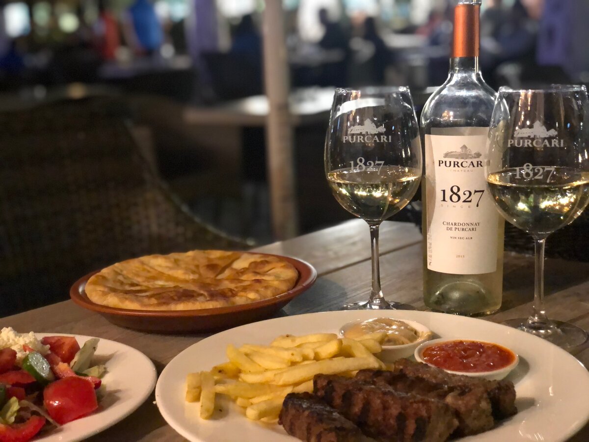 На фото: овощной салат, мититеи с картофелем фри, плацинды с брынзой, творогом и зеленью, а также лучшее молдавское вино, которое я пробовала! Рекомендую!