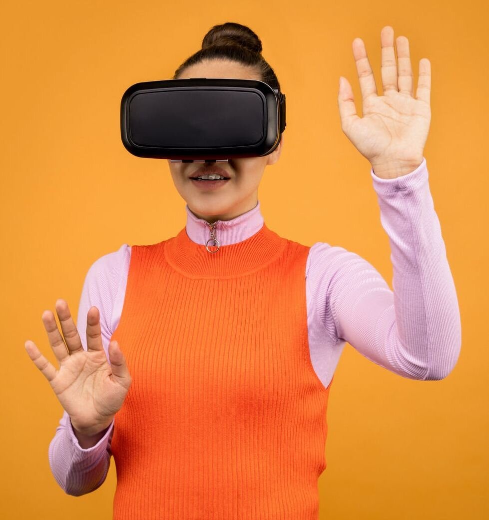 Люди все больше уходят в виртуальную реальность. Фото используется по лицензии creative commons pexels.com