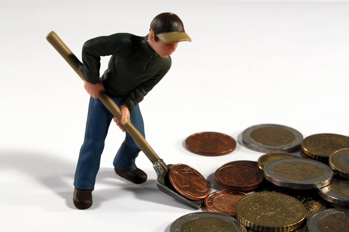 https://www.superprof.co.uk/blog/wp-content/uploads/2018/06/shoveling.jpg