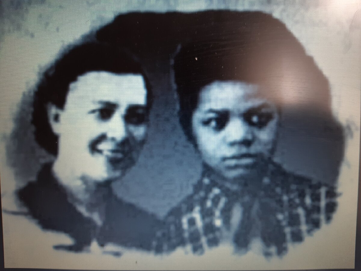 Толя Бовыкин с матерью