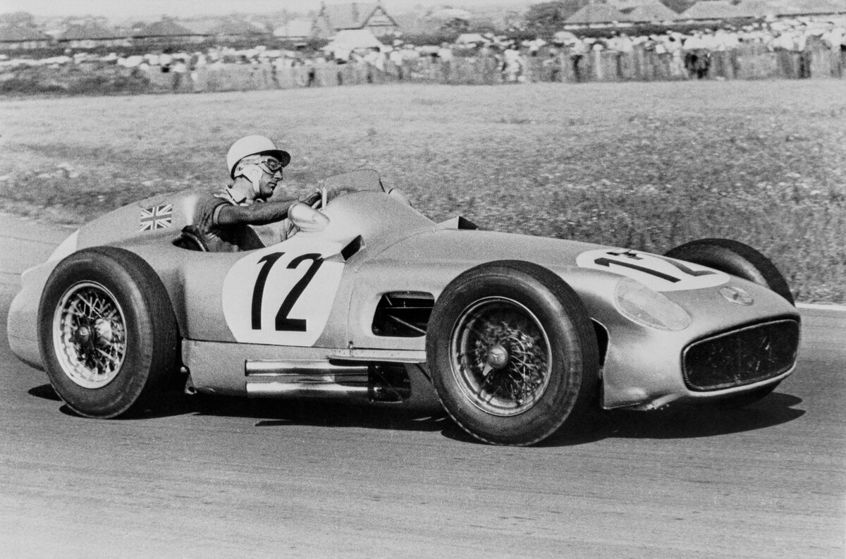 Стирлинг Мосс за рулём Mercedes W196 на Гран-при Великобритании в Эйнтри. 1955 год