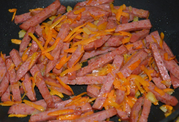 Колбаса и морковка.