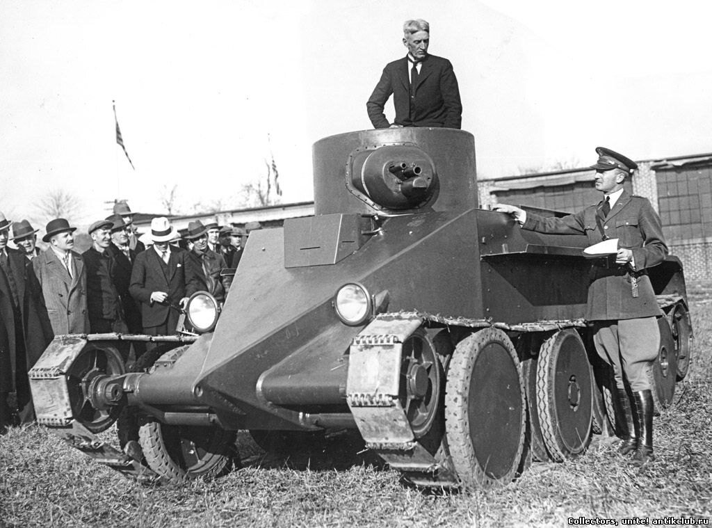 Танк "Кристи М.1931". Из люка башни выглядывает Джон Уолтер Кристи.