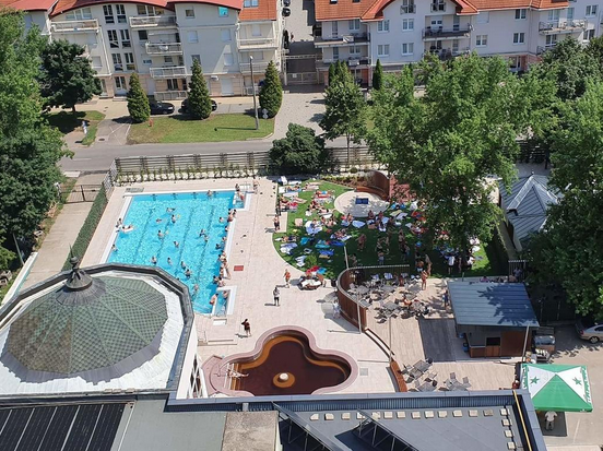 Внутренний двор отеля - вполне прилично выглядит. Фото с сайта www.booking.com