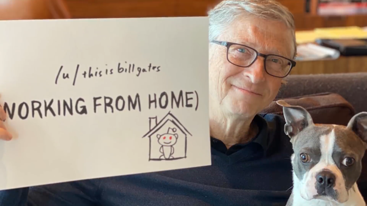 Билл Гейтс у себя дома со своей собакой, на табличке написан его ник на сайте RedDit (thisisbillgates) и надпись «работаю из дома»