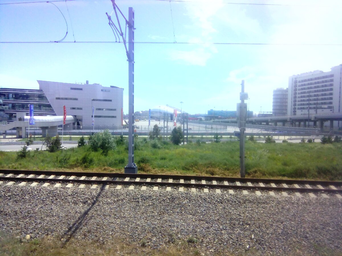 Это я подъезжаю на электричке к Сочи парку.  Как вспомню- так хочется вернуться.