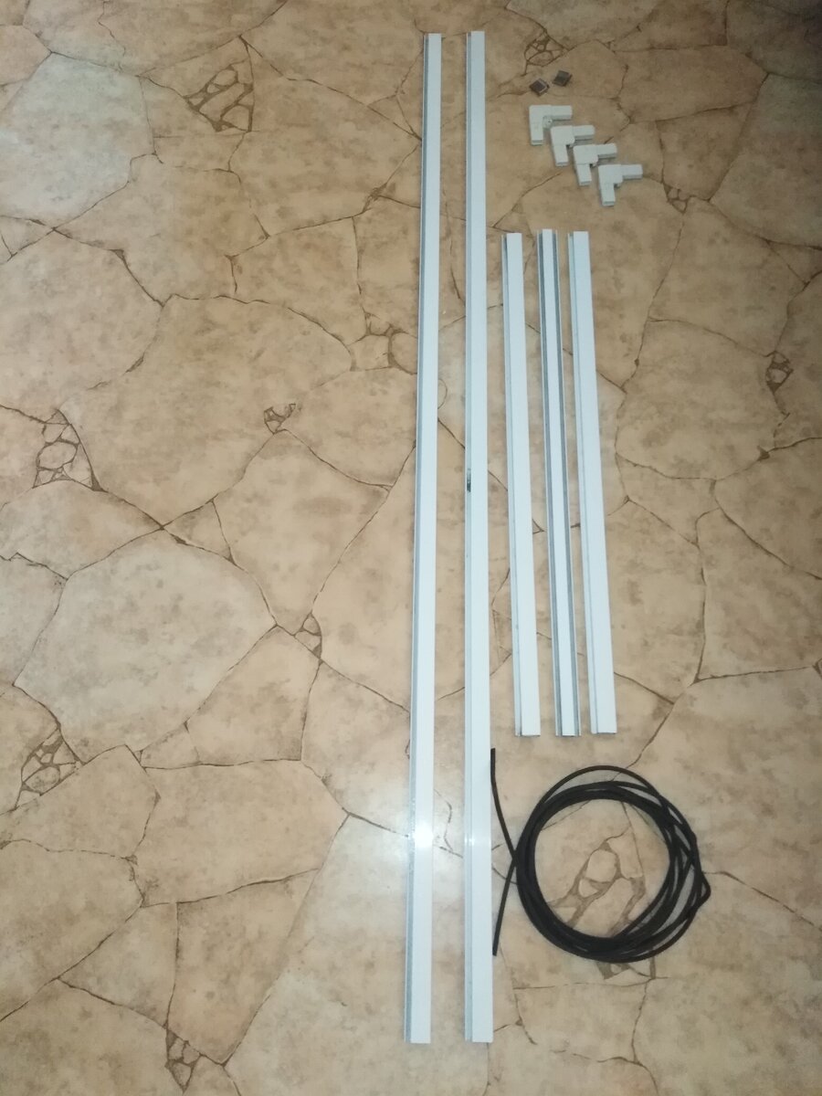 Приветствую всех на моё м канале. Хочу рассказать вам как можно самому дома отремонтировать москитную сетку с минимальными вложениями. У нас в городе замена москитки стоит примерно 700 руб кв. м, плюс доставка и установка. В итоге получим примерно от1200 до 1500 руб.Это кто сколько приклеит от фонаря.Но мы постараемся сделать сами, почти ничего не вложив. У меня в наличии есть москитная сетка. Размер 1300 х 680 по моим подсчётам как раз получается та сумма которую я указывал выше. Итак приступим.
Берём сетку состояние плачевное, сетку всю исклевал попугай, пытаясь вырваться на волю из квартиры.
Разбираем москитку.
Вытаскиваем шнур из пазов.
Снимаем саму сетку, она на выброс.
Вытаскиваем уголки из алюминиевых профилей, аккуратно можно поломать, они сделаны обычно из вторсырья. Вообщем разбираем всё на запчасти. Благо что ничего не приклеено.
Вот что у меня получилось.
