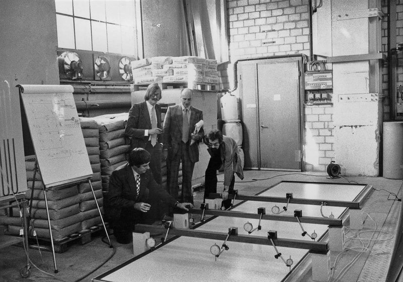 В цеху первого в мире завода по производству АКП компании Alusuisse, 1960-е гг.
