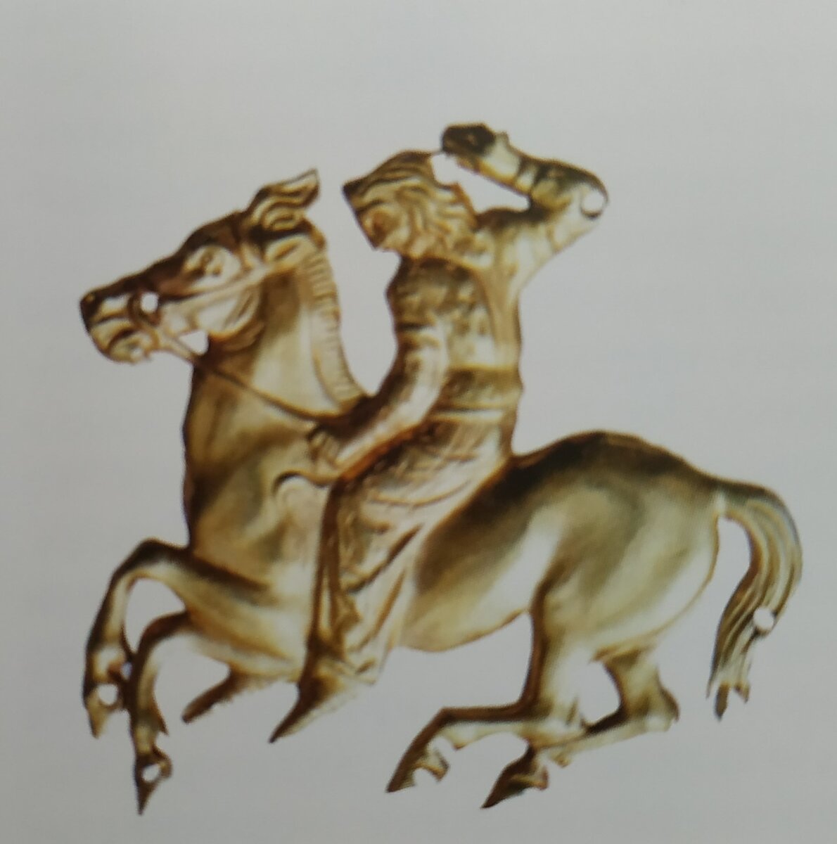 Золотая нашивная бляшка в виде конного скифа. Около 350 г. до н.э.