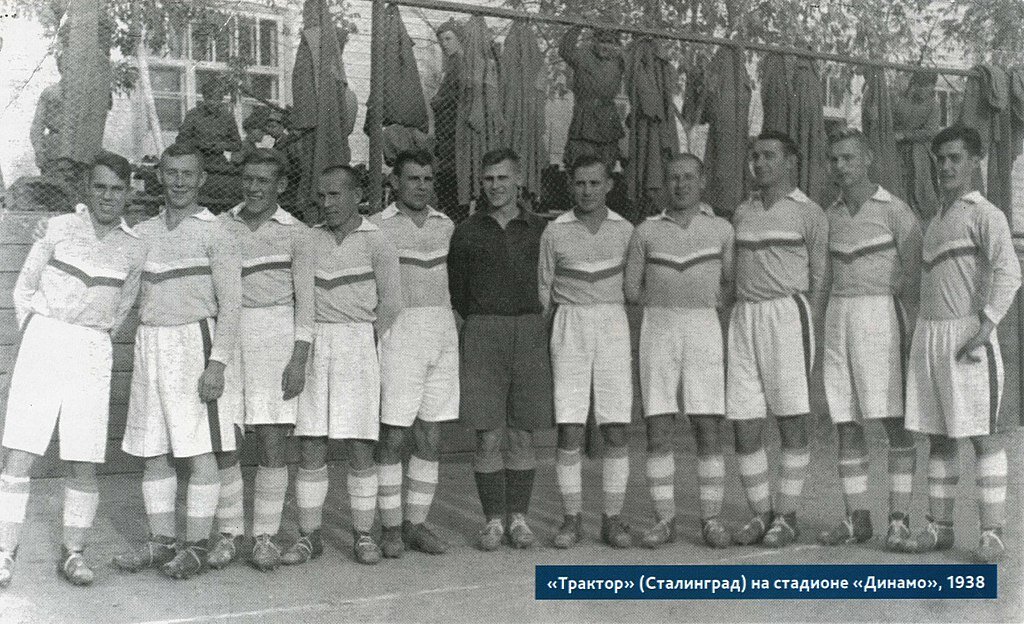 1938 год. Аркадий Усов шестой справа.